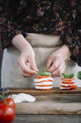 Frauenhände bei der Zubereitung von Caprese-Salat - ALBF00527