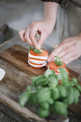 Frauenhände bei der Zubereitung von Caprese-Salat - ALBF00529