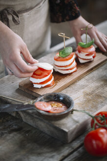 Frau bei der Zubereitung von Caprese-Salat, Teilansicht - ALBF00530