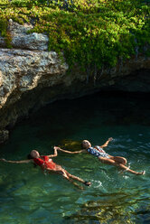 Junge Frauen schwimmen auf dem Wasser in einer Lagune - BEF00170