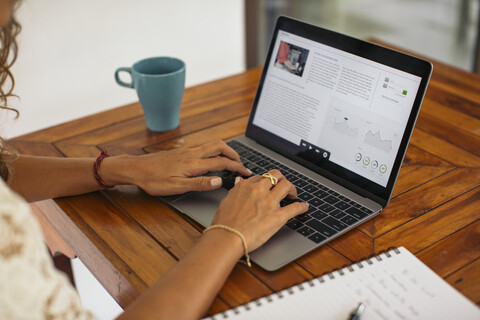 Frau benutzt Laptop zu Hause, lizenzfreies Stockfoto