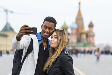 Russia, Moscow, couple taking a selfie and smiling - WPEF00422