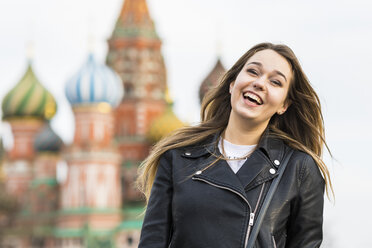 Russland, Moskau, Porträt einer jungen Frau in der Stadt - WPEF00423