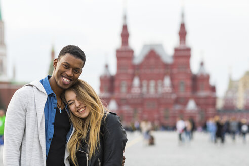 Russland, Moskau, multirassisches Paar, Porträt in der Stadt - WPEF00424