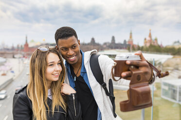 Russland, Moskau, Paar macht ein Selfie und lächelt - WPEF00425