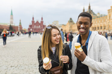 Russland, Moskau, Paar isst Eis in der Stadt - WPEF00429