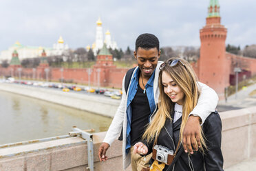 Russland, Moskau, multirassisches Paar in der Stadt - WPEF00430