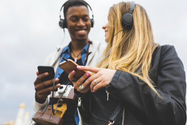 Russland, Moskau, multirassische beste Freunde hören Musik mit Kopfhörern - WPEF00432