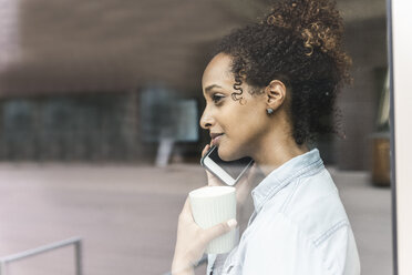 Junge Frau mit Mobiltelefon - UUF14214