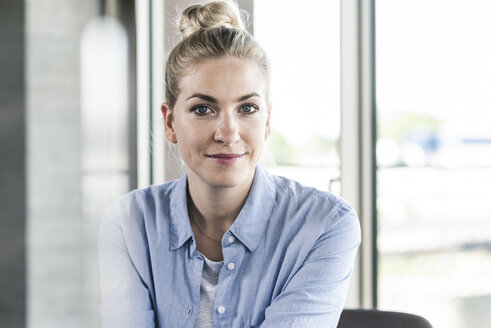 Portrait of a smiling young businesswoman - UUF14226