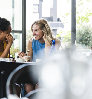 Beste Freunde treffen sich im Café, reden und tauschen Neuigkeiten aus - UUF14246