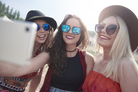 Glückliche Freunde machen ein Selfie auf einem Musikfestival, lizenzfreies Stockfoto