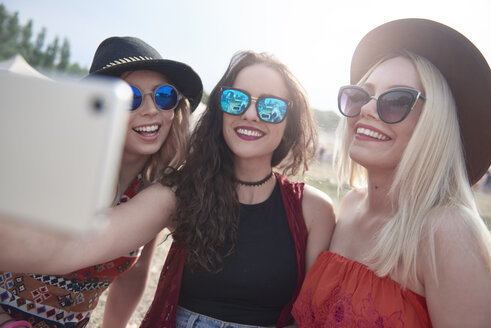 Glückliche Freunde machen ein Selfie auf einem Musikfestival - ABIF00595