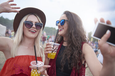 Porträt von Frauen mit Plastikbechern auf dem Musikfestival - ABIF00599