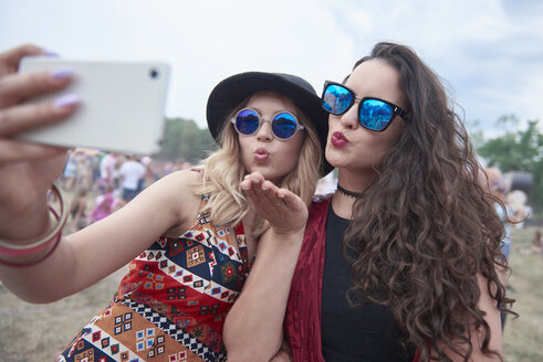 Junge Leute machen Selfie bei Musikfestival - ABIF00601