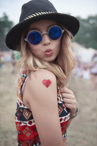 Porträt einer Hipster-Frau auf einem Musikfestival, lizenzfreies Stockfoto