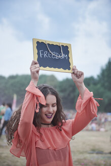 Frau hält Schild bei Musikfestival, Freiheit - ABIF00609
