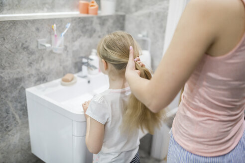 Mutter kämmt die Haare ihrer Tochter im Badezimmer - AWF00074