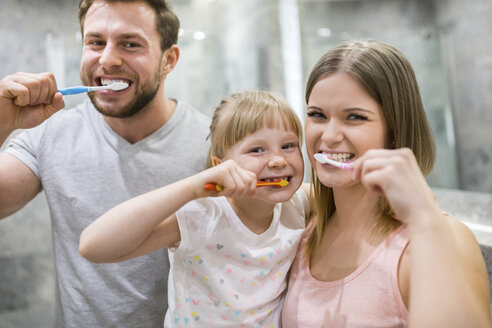Glückliche Familie beim gemeinsamen Zähneputzen - AWF00081