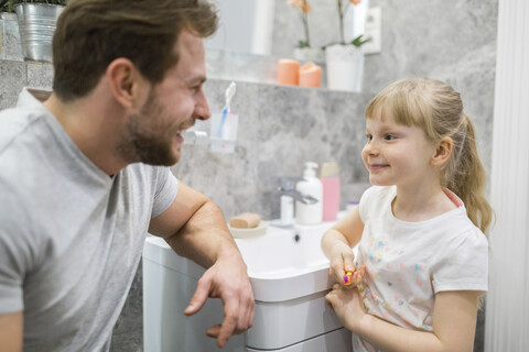 Mutter und Tochter beim Zähneputzen im Badezimmer, lizenzfreies Stockfoto