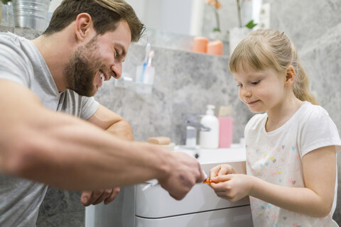 Mutter und Tochter beim Zähneputzen im Badezimmer, lizenzfreies Stockfoto