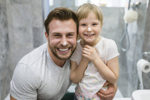 Vater und Tochter verwenden Gesichtscreme im Badezimmer - AWF00093