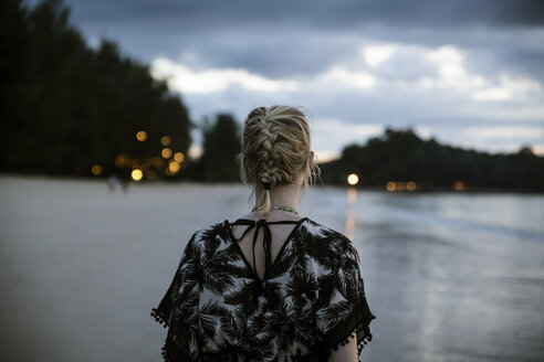 Thailand, Khao Lak, Rückenansicht einer Frau am Strand am Abend - CHPF00478