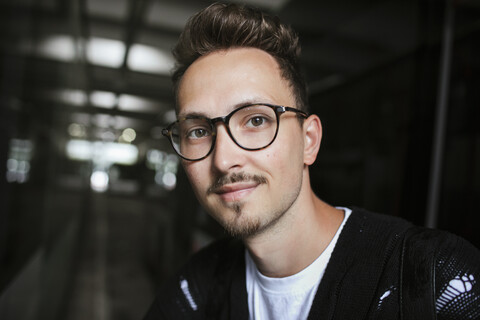 Porträt eines jungen Mannes mit Brille, lizenzfreies Stockfoto