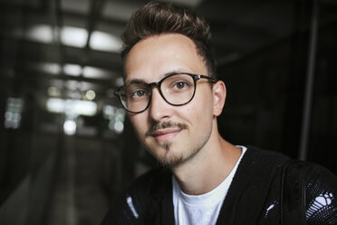 Porträt eines jungen Mannes mit Brille - KMKF00378