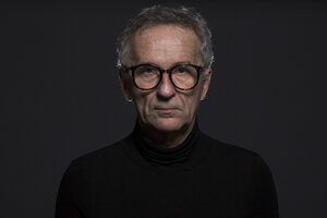 Porträt eines ernsten älteren Mannes mit Brille vor einem dunklen Hintergrund - AWF00094