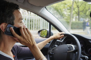 Woman driving car, using smartphone - ISF12710