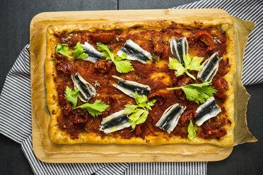 Pizza Marinara garniert mit Sardellen und Petersilie - GIOF03973