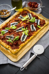 Pizza Marinara garniert mit Sardellen und Petersilie - GIOF03974