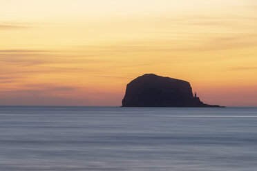 Großbritannien, Schottland, East Lothian, North Berwick, Firth of Forth, Blick auf Bass Rock bei Sonnenaufgang, Leuchtturm - SMAF01016