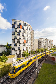 Deutschland, Stuttgart, Wohnhochhaus und Straßenbahn - WDF04695