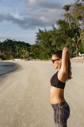 Thailand, Koh Phangan, Sportive woman doing workout on the beach - MOMF00461