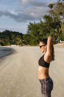 Thailand, Koh Phangan, Sportliche Frau beim Workout am Strand - MOMF00461