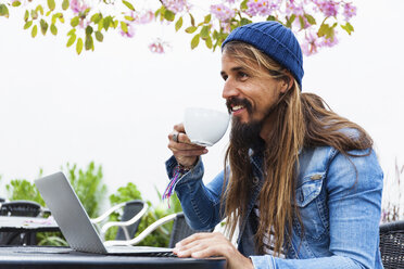 Mittlerer erwachsener Mann mit Kaffee am Laptop - ISF12721