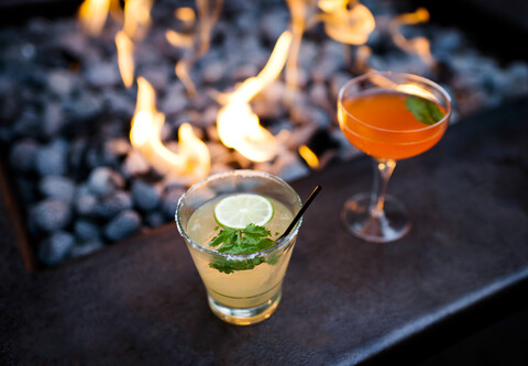 Zwei Cocktails am offenen Feuer des Restaurants, lizenzfreies Stockfoto