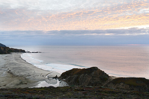 Blick auf den Strand bei Sonnenuntergang, Big Sur, Kalifornien, USA - ISF12773