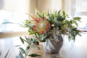 Blumenarrangement mit Laub auf dem Esszimmertisch - ISF12783