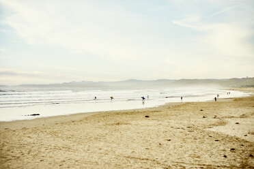 Blick auf entfernte Surfer an der Küste, Morro Bay, Kalifornien, USA - ISF12797