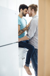 Männliches Paar in der Küche, von Angesicht zu Angesicht, sich umarmend - ISF12837