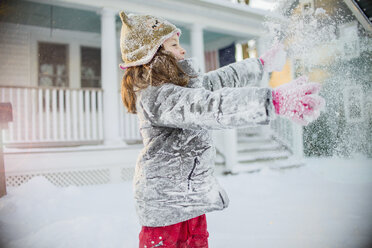 Mädchen spielt mit Schnee - ISF12849