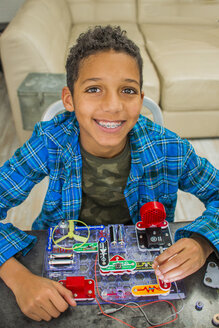 Porträt eines Jungen mit wissenschaftlichem Projekt, lächelnd - ISF12943