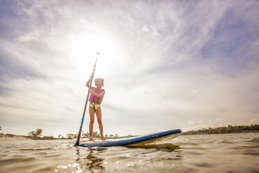 Mädchen beim Standup-Paddleboarding im Sound, Fort Walton, Florida, USA - ISF12974