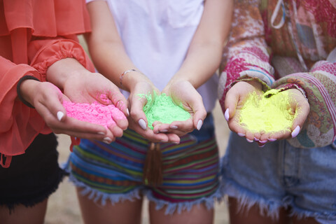 Holi-Farben in den Händen von Frauen, lizenzfreies Stockfoto