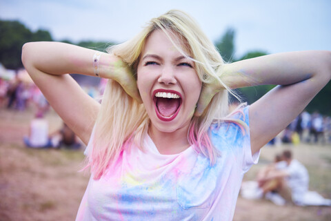 Hipster-Frau singt während eines Musikfestivals, lizenzfreies Stockfoto