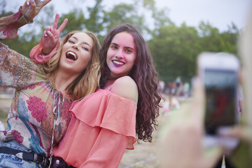 Porträt von glücklichen Frauen auf dem Musikfestival, fotografierend - ABIF00624