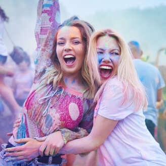 Freunde tanzen zusammen auf einem Musikfestival - ABIF00632